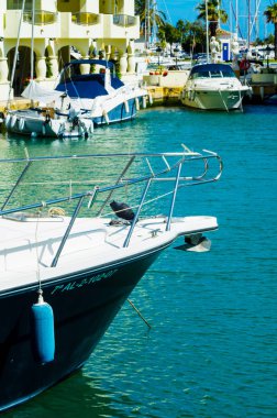 Benalmadena, İspanya - lüks yatların ve motorlu tekneler, turistik sahil kasaba Benalmadena ile 10 Mayıs 2018 A güzel marina