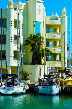 Benalmadena, İspanya - lüks yatların ve motorlu tekneler, turistik sahil kasaba Benalmadena ile 10 Mayıs 2018 A güzel marina