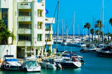 Benalmadena, İspanya - lüks yatların ve motorlu tekneler, turistik sahil kasaba Benalmadena ile 10 Mayıs 2018 A güzel marina