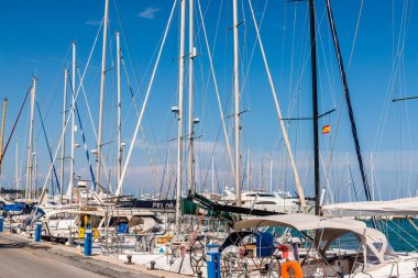 Benalmadena, İspanya - lüks yatların ve motorlu tekneler, turistik sahil kasaba Benalmadena ile 10 Mayıs 2018 A güzel marina