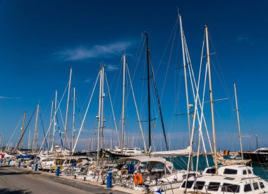 Benalmadena, İspanya - lüks yatların ve motorlu tekneler, turistik sahil kasaba Benalmadena ile 10 Mayıs 2018 A güzel marina