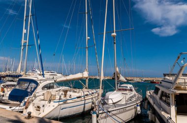 Benalmadena, İspanya - lüks yatların ve motorlu tekneler, turistik sahil kasaba Benalmadena ile 10 Mayıs 2018 A güzel marina