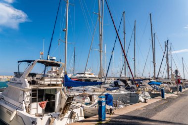 Benalmadena, İspanya - lüks yatların ve motorlu tekneler, turistik sahil kasaba Benalmadena ile 10 Mayıs 2018 A güzel marina