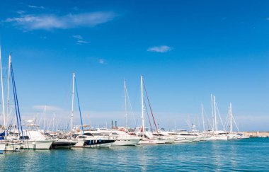 Benalmadena, İspanya - lüks yatların ve motorlu tekneler, turistik sahil kasaba Benalmadena ile 10 Mayıs 2018 A güzel marina