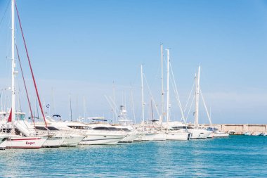 Benalmadena, İspanya - lüks yatların ve motorlu tekneler, turistik sahil kasaba Benalmadena ile 10 Mayıs 2018 A güzel marina