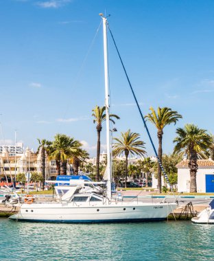 Benalmadena, İspanya - lüks yatların ve motorlu tekneler, turistik sahil kasaba Benalmadena ile 10 Mayıs 2018 A güzel marina
