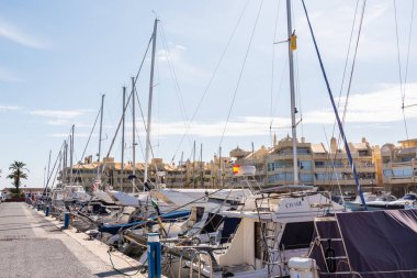 Benalmadena, İspanya - lüks yatların ve motorlu tekneler, turistik sahil kasaba Benalmadena ile 10 Mayıs 2018 A güzel marina