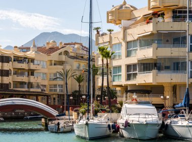 Benalmadena, İspanya - lüks yatların ve motorlu tekneler, turistik sahil kasaba Benalmadena ile 10 Mayıs 2018 A güzel marina