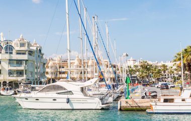 Benalmadena, İspanya - lüks yatların ve motorlu tekneler, turistik sahil kasaba Benalmadena ile 10 Mayıs 2018 A güzel marina