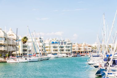Benalmadena, İspanya - lüks yatların ve motorlu tekneler, turistik sahil kasaba Benalmadena ile 10 Mayıs 2018 A güzel marina