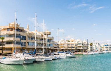 Benalmadena, İspanya - lüks yatların ve motorlu tekneler, turistik sahil kasaba Benalmadena ile 10 Mayıs 2018 A güzel marina