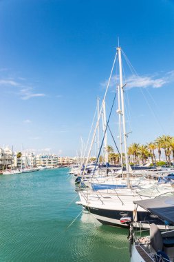 Benalmadena, İspanya - lüks yatların ve motorlu tekneler, turistik sahil kasaba Benalmadena ile 10 Mayıs 2018 A güzel marina
