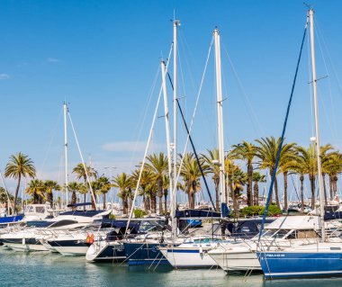 Benalmadena, İspanya - lüks yatların ve motorlu tekneler, turistik sahil kasaba Benalmadena ile 10 Mayıs 2018 A güzel marina