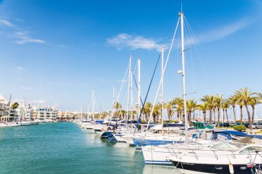 Benalmadena, İspanya - lüks yatların ve motorlu tekneler, turistik sahil kasaba Benalmadena ile 10 Mayıs 2018 A güzel marina