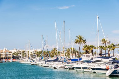 Benalmadena, İspanya - lüks yatların ve motorlu tekneler, turistik sahil kasaba Benalmadena ile 10 Mayıs 2018 A güzel marina