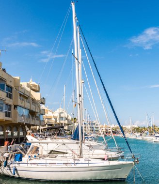 Benalmadena, İspanya - lüks yatların ve motorlu tekneler, turistik sahil kasaba Benalmadena ile 10 Mayıs 2018 A güzel marina