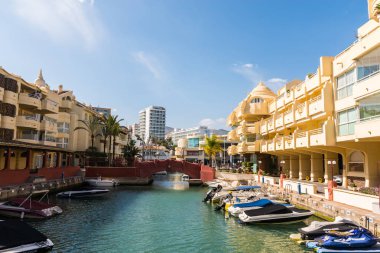Benalmadena, İspanya - lüks yatların ve motorlu tekneler, turistik sahil kasaba Benalmadena ile 10 Mayıs 2018 A güzel marina