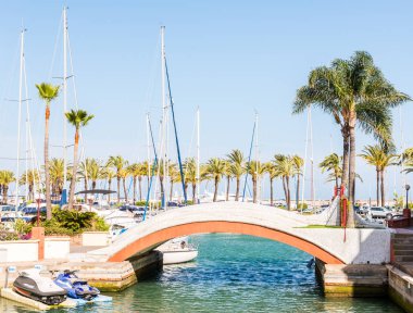 Benalmadena, İspanya - lüks yatların ve motorlu tekneler, turistik sahil kasaba Benalmadena ile 10 Mayıs 2018 A güzel marina