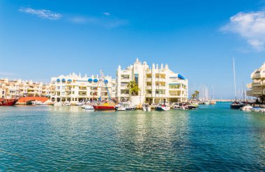 Benalmadena, İspanya - lüks yatların ve motorlu tekneler, turistik sahil kasaba Benalmadena ile 10 Mayıs 2018 A güzel marina