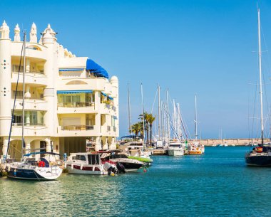 Benalmadena, İspanya - lüks yatların ve motorlu tekneler, turistik sahil kasaba Benalmadena ile 10 Mayıs 2018 A güzel marina