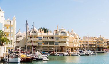 Benalmadena, İspanya - lüks yatların ve motorlu tekneler, turistik sahil kasaba Benalmadena ile 10 Mayıs 2018 A güzel marina