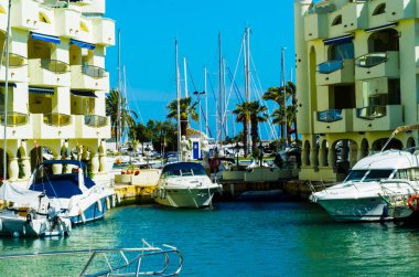Benalmadena, İspanya - lüks yatların ve motorlu tekneler, turistik sahil kasaba Benalmadena ile 10 Mayıs 2018 A güzel marina
