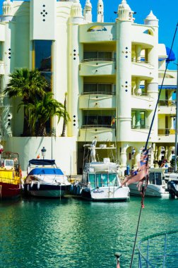 Benalmadena, İspanya - lüks yatların ve motorlu tekneler, turistik sahil kasaba Benalmadena ile 10 Mayıs 2018 A güzel marina