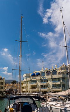 Benalmadena, İspanya - lüks yatların ve motorlu tekneler, turistik sahil kasaba Benalmadena ile 10 Mayıs 2018 A güzel marina