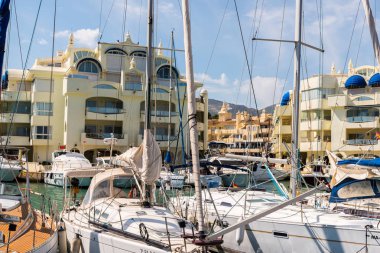 Benalmadena, İspanya - lüks yatların ve motorlu tekneler, turistik sahil kasaba Benalmadena ile 10 Mayıs 2018 A güzel marina