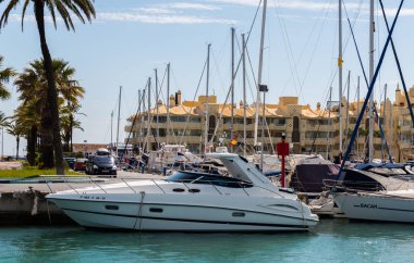 Benalmadena, İspanya - lüks yatların ve motorlu tekneler, turistik sahil kasaba Benalmadena ile 10 Mayıs 2018 A güzel marina