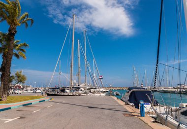 Benalmadena, İspanya - lüks yatların ve motorlu tekneler, turistik sahil kasaba Benalmadena ile 10 Mayıs 2018 A güzel marina