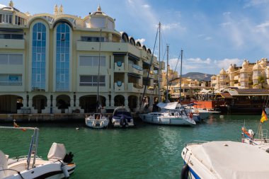 Benalmadena, İspanya - lüks yatların ve motorlu tekneler, turistik sahil kasaba Benalmadena ile 10 Mayıs 2018 A güzel marina