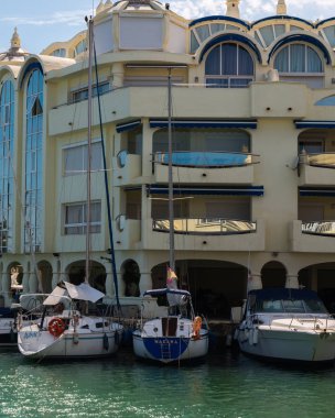 Benalmadena, İspanya - lüks yatların ve motorlu tekneler, turistik sahil kasaba Benalmadena ile 10 Mayıs 2018 A güzel marina