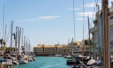 Benalmadena, İspanya - lüks yatların ve motorlu tekneler, turistik sahil kasaba Benalmadena ile 10 Mayıs 2018 A güzel marina