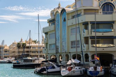 Benalmadena, İspanya - lüks yatların ve motorlu tekneler, turistik sahil kasaba Benalmadena ile 10 Mayıs 2018 A güzel marina