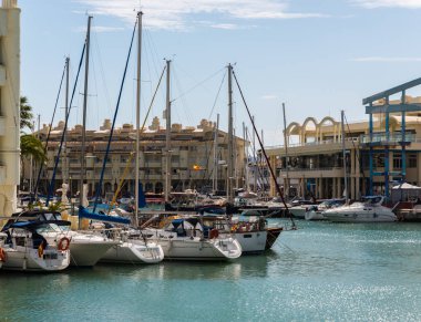 Benalmadena, İspanya - lüks yatların ve motorlu tekneler, turistik sahil kasaba Benalmadena ile 10 Mayıs 2018 A güzel marina