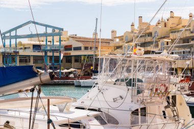 Benalmadena, İspanya - lüks yatların ve motorlu tekneler, turistik sahil kasaba Benalmadena ile 10 Mayıs 2018 A güzel marina