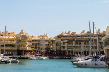 Benalmadena, İspanya - lüks yatların ve motorlu tekneler, turistik sahil kasaba Benalmadena ile 10 Mayıs 2018 A güzel marina