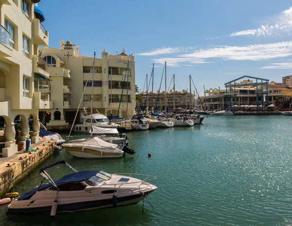 Benalmadena, İspanya - lüks yatların ve motorlu tekneler, turistik sahil kasaba Benalmadena ile 10 Mayıs 2018 A güzel marina