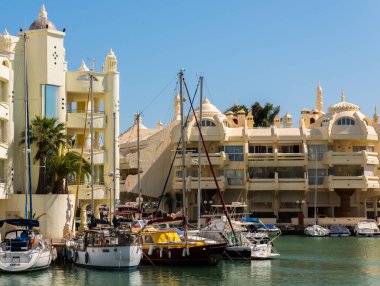 Benalmadena, İspanya - lüks yatların ve motorlu tekneler, turistik sahil kasaba Benalmadena ile 10 Mayıs 2018 A güzel marina