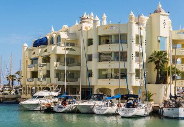 Benalmadena, İspanya - lüks yatların ve motorlu tekneler, turistik sahil kasaba Benalmadena ile 10 Mayıs 2018 A güzel marina