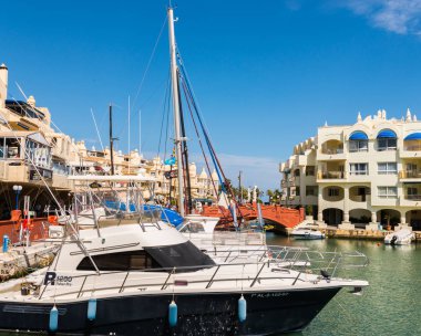 Benalmadena, İspanya - lüks yatların ve motorlu tekneler, turistik sahil kasaba Benalmadena ile 10 Mayıs 2018 A güzel marina
