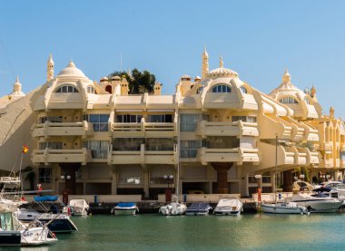 Benalmadena, İspanya - lüks yatların ve motorlu tekneler, turistik sahil kasaba Benalmadena ile 10 Mayıs 2018 A güzel marina