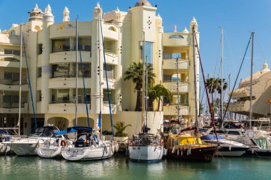 Benalmadena, İspanya - lüks yatların ve motorlu tekneler, turistik sahil kasaba Benalmadena ile 10 Mayıs 2018 A güzel marina