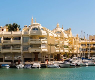 Benalmadena, İspanya - lüks yatların ve motorlu tekneler, turistik sahil kasaba Benalmadena ile 10 Mayıs 2018 A güzel marina