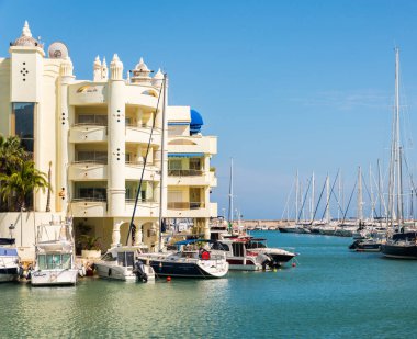 Benalmadena, İspanya - lüks yatların ve motorlu tekneler, turistik sahil kasaba Benalmadena ile 10 Mayıs 2018 A güzel marina