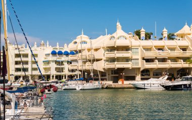 Benalmadena, İspanya - lüks yatların ve motorlu tekneler, turistik sahil kasaba Benalmadena ile 10 Mayıs 2018 A güzel marina