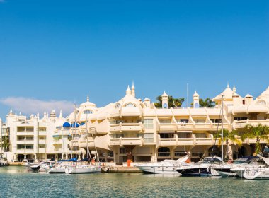 Benalmadena, İspanya - lüks yatların ve motorlu tekneler, turistik sahil kasaba Benalmadena ile 10 Mayıs 2018 A güzel marina