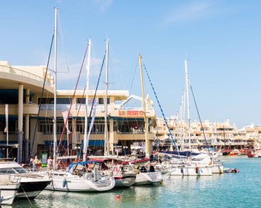 Benalmadena, İspanya - lüks yatların ve motorlu tekneler, turistik sahil kasaba Benalmadena ile 10 Mayıs 2018 A güzel marina