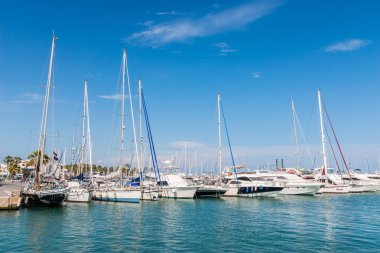 Benalmadena, İspanya - lüks yatların ve motorlu tekneler, turistik sahil kasaba Benalmadena ile 10 Mayıs 2018 A güzel marina
